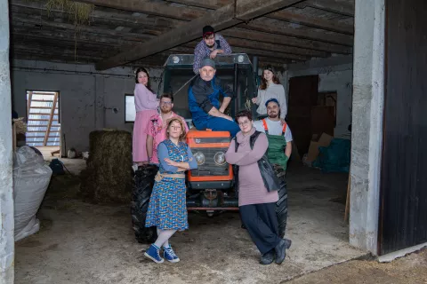 Igralska zasedba nove predstave KUD Sovodenj Zakleti Zetor. / Foto: Arhiv Dru&scaron;tva