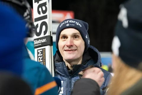 Domen Prevc je po zlatem orlu na novoletni turneji v svojo zbirko uspehov dodal &scaron;e zlato snežinko za naslov svetovnega prvaka v poletih. Tretji vrhunec sezone bodo olimpijske igre. / Foto: Peter Ko&scaron;enina