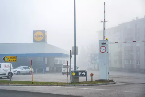 Pri Lidlu brezplačno parkiranje v nočnem času