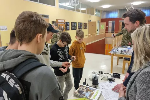 Učenci so si z zanimanjem ogledali tudi predstavitve podjetij. / Foto: Mateja Rant 