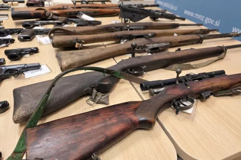 Nelegalno orožje: pi&scaron;tole, pu&scaron;ke, bombe / Foto: Policija