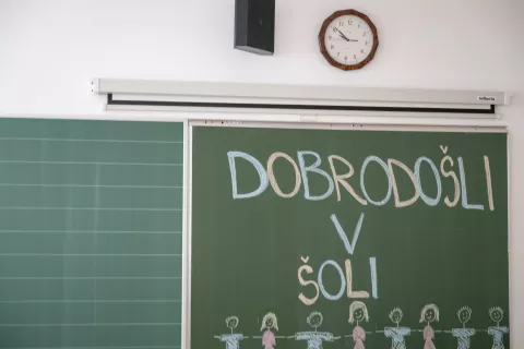 Napis Dobrodo&scaron;li v &scaron;oli na prvi &scaron;olski dan, Osnovna &scaron;ola Poldeta Straži&scaron;arja Jesenice / Foto: Nik Bertoncelj