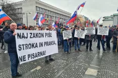 Kmetje so svoje nezadovoljstvo izrazili tudi z napisi na transparenti. / Foto: Cveto Zaplotnik