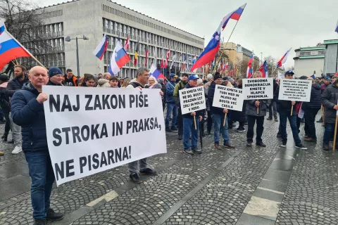 Kmetje so svoje nezadovoljstvo izrazili tudi z napisi na transparenti. / Foto: Cveto Zaplotnik