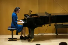 Gaja Filač je za obiskovalce zaigrala na klavir. / Foto: Egon Bajt
