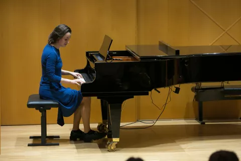 Gaja Filač je za obiskovalce zaigrala na klavir. / Foto: Egon Bajt