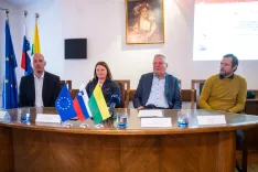 Vlada na Gorenjskem - Ogled popoplavne obnove v &Scaron;kofji Loki / Foto: Primož Pičulin