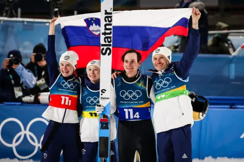 Italija, Predazzo.Zimske olimpijske igre 2026.Smučarski skoki, me&scaron;ane ekipe.Olimpijski prvaki Nika Vodan, Nika Prevc, Domen Prevc in Anže Lani&scaron;ek. / Foto: Matej Družnik/sta