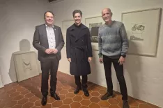 Ministrski obisk v Galeriji Pre&scaron;ernovih nagrajencev: (z leve) Matej Arčon, Luka Mesec in vodja galerije Marko Arnež. / Foto: Igor Kavčič