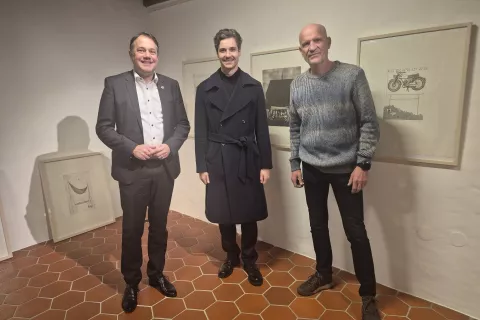Ministrski obisk v Galeriji Pre&scaron;ernovih nagrajencev: (z leve) Matej Arčon, Luka Mesec in vodja galerije Marko Arnež. / Foto: Igor Kavčič