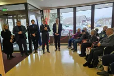 Predsednik vlade Robert Golob z ministroma Simonom Maljavcem in Alenko Bratu&scaron;ek ter poslanko državnega zbora Almo Intihar in direktorjem Doma dr. Janka Benedika Alenom Girlom med nagovorom stanovalcem doma / Foto: Marjana Ahačič