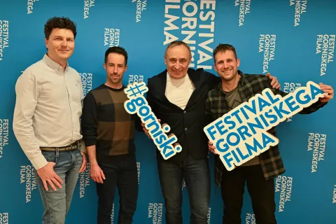 Ustvarjalci filma Triglav: Pot odre&scaron;itve Ale&scaron; Žemlja, producent Tadej Gorzeti in Rožle Bregar v družbi Silva Kara, direktorja gorni&scaron;kega festivala / Foto: Arhiv Festivala Gorni&scaron;kega Filma