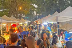 Gneča na sobotnem nočnem marketu v mestu Chiang Rai / Foto: Neža Markelj