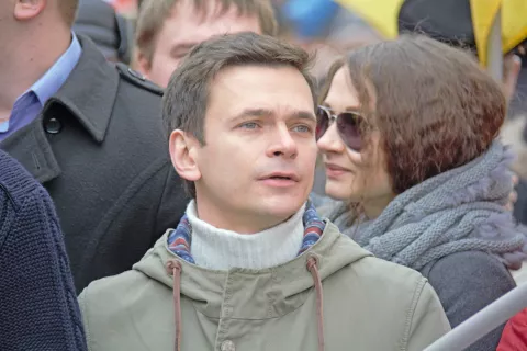 Ruski opozicijski politik Ilja Ja&scaron;in (rojen 1983) med &raquo;mar&scaron;em za mir in svobodo&laquo; v Moskvi, 15. marca 2013. Zdaj deluje iz Berlina. / Foto: Wikipedija