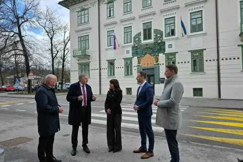 Minister si je ogledal Čebelico