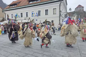 Tradicionalno so Kamnik obiskali kurenti iz Etnografskega dru&scaron;tva Zamu&scaron;ani pri Ptuju. / Foto: &Scaron;pela &Scaron;imenc