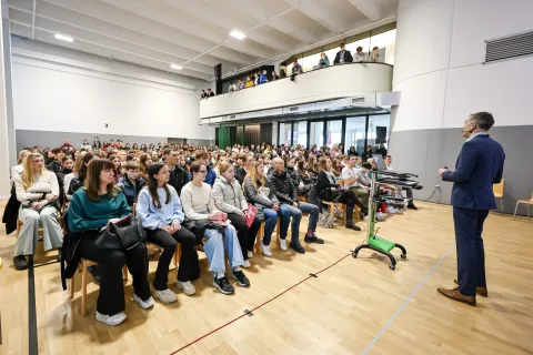 informativni dan srednja &scaron;ola 2026 Gimnazija Kranj Aljo&scaron;a Brlogar ravnatelj / Foto: Tina Dokl