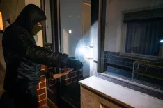 Simbolična fotografija vlomilca na delu / Foto: Primož Pičulin