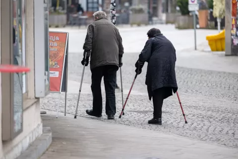 Konec meseca bodo na računih vi&scaron;je pokojnine