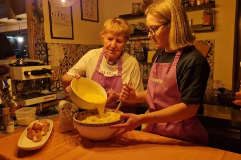 Tonka Zadnikar in njena vnukinja Meta Hrovat med pripravo nadeva za &scaron;truklje. / Foto: Suzana P. Kovačič