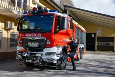GARS Jesenice Gasilsko re&scaron;evalna služba Jesenice 17.2.2026Re&scaron;evalno vozilo VOZ-20: DSGV namenjeno za posredovanje v železni&scaron;kih predorih in železni&scaron;kih tirih. Dvopotno specialno gasilsko voziloRok Razingar vd. direktor GARS Jesenice / Foto: Nik Bertoncelj