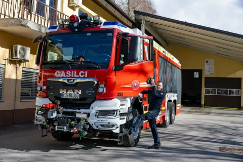 GARS Jesenice Gasilsko re&scaron;evalna služba Jesenice 17.2.2026Re&scaron;evalno vozilo VOZ-20: DSGV namenjeno za posredovanje v železni&scaron;kih predorih in železni&scaron;kih tirih. Dvopotno specialno gasilsko voziloRok Razingar vd. direktor GARS Jesenice / Foto: Nik Bertoncelj