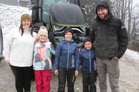 Gospodar &Scaron;tefan, partnerka Aleksandra ter trije otroci &ndash; Ma&scaron;a ter dvojčka Luka in Jakob (na sliki), poleg njih živita na kmetiji &scaron;e &Scaron;tefanova star&scaron;a &ndash; mama Marija in oče &Scaron;tefan. / Foto: Cveto Zaplotnik
