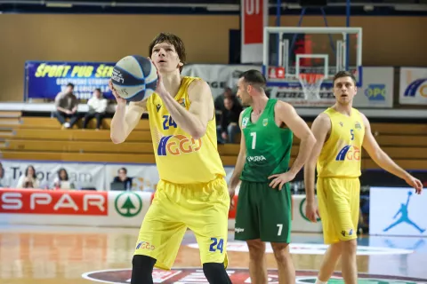 zaključni turnir Pokal SPAR 2026 &Scaron;enčur polfinale GGD &Scaron;enčur vs KK Krka na fotografiji Jaka Klobučar branilec / Foto: Tina Dokl