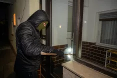 Simbolična fotografija vlomilca na delu / Foto: Primož Pičulin