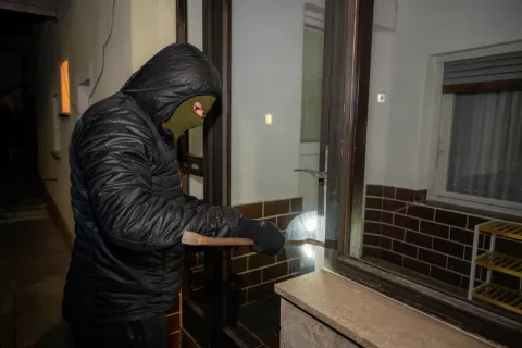 Simbolična fotografija vlomilca na delu / Foto: Primož Pičulin