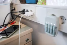 varčevanje z električno energijo električna energija vtičnica / Foto: Tina Dokl