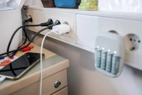 varčevanje z električno energijo električna energija vtičnica / Foto: Tina Dokl