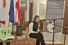 Ana Grilc, potomka Zwittrove družine iz Zahomca, ki je bila tudi med izsekjenimi slovenskimi družinami, je na literaren način izpovedala svoj pogled na tragični dogodek svojih prednikov. / Foto: Jože Ko&scaron;njek