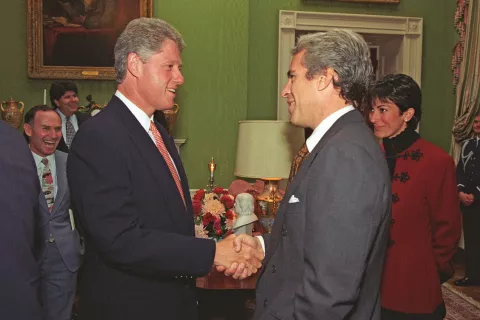Epstein pri predsedniku Clintonu v Beli hi&scaron;i (1993), desno od njega njegova zvodnica Ghislaine Maxwell. Med njegovimi klienti je bil tudi predsednik Trump. / Foto: Wikipedija