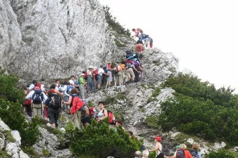 Stane Jarc iz &Scaron;kofje Loke je poslal fotografijo pohoda z Zelenice na Begunj&scaron;čico in Roblekov dom in spomnil, da se začenja nova sezona planinskih pohodov. Dru&scaron;tvo upokojencev &Scaron;kofja Loka je na tem področju zelo aktivno in nekaj pohodov so letos že imeli, &scaron;e več jih bo tja do konca leta. Vsak lahko najde svojim zmogljivostim primerno turo, saj imajo kar tri pohodni&scaron;ke skupine. Mlaj&scaron;i upokojenci hodijo ob četrtkih, starej&scaron;i ob ponedeljkih, leto&scaron;nji program pohodov po Sloveniji sestavljata po dva pohoda mesečno za vsako skupino. / Foto: Stane Jarc