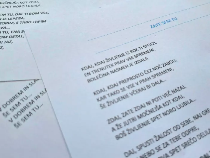 Izsek iz besedila Zate sem tu Tria Vivere. njegov avtor pravi: " jezik je živo orodje". / Foto: Alenka Brun