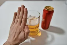 Z akcijo, ki poteka od 2. marca do 16. aprila, želijo izraziti solidarnost in sočutje z vsemi, ki trpijo zaradi alkohola v družinah, prometu in na področju zdravja. / Foto: Primož Pičulin / Foto: 