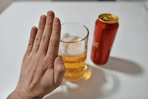 Z akcijo, ki poteka od 2. marca do 16. aprila, želijo izraziti solidarnost in sočutje z vsemi, ki trpijo zaradi alkohola v družinah, prometu in na področju zdravja. / Foto: Primož Pičulin / Foto: 