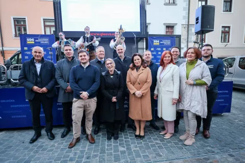 Za ustavno večino razuma