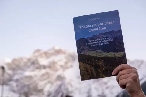 Predstavitev slovarja jezerskih narečnih besed avtorja Jožeta Me&scaron;ka / Foto: Primož Pičulin