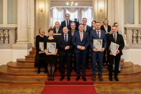 Podpredsednik vlade Matej Arčon je enajstim javnim uslužbencem podelil plakete za izjemne delovne uspehe. / Foto: Neboj&scaron;a Tejić/sta