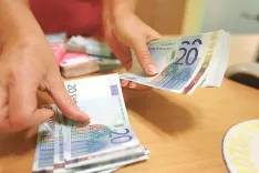 Bančno varčevanje (v evrih) je v Sloveniji &scaron;e vedno najpogostej&scaron;a oblika varčevanja. / Foto: Tina Dokl