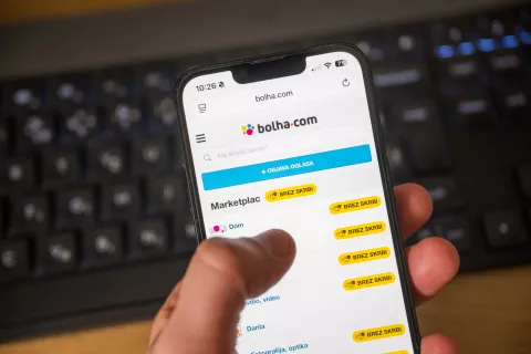 Spletni goljufi so aktivni tudi na &raquo;bolhi&laquo;