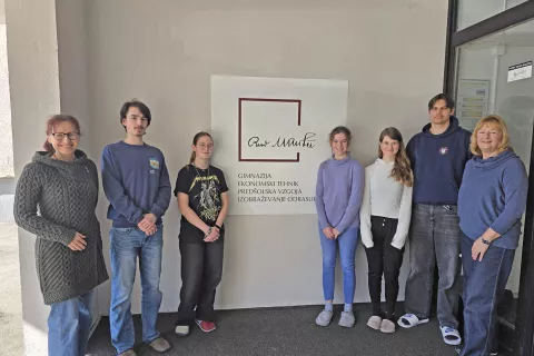 Pet izmed sedmih leto&scaron;njih delegatov v družbi dolgoletnih mentoric projekta YPAC. / Foto: &Scaron;pela &Scaron;imenc