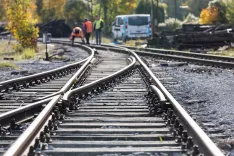 Novinarska konferenca začetek del nadgradnje železni&scaron;kega logističnega vozli&scaron;ča Jesenice mag Alenka Bratu&scaron;ek Ministrica za za infrastrukturo in mag. Peter Bohinec župan občine Jesenice obnova gradnja popravilo tirov tir železnica vlak železni&scaron;ko logistično vozli&scaron;če delavci / Foto: Tina Dokl