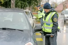 Tudi letos bodo policisti v času martinovanja izvajali poostren nadzor nad prisotnostjo alkohola pri voznikih. / Foto: Tina Dokl / Foto: 