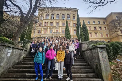 Učenke Glasbene &scaron;ole Kranj pred 1. Su&scaron;ačko hrvatsko gimnazijo v Reki. / Foto: Arhiv &scaron;ole