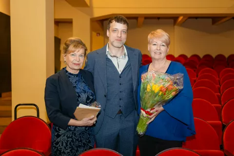 Odhod v pokoj Branka Smole in Karmen Svetina GTČ Gledali&scaron;če Toneta Čufarja Jesenicena fotografiji iz leveBranka Smole biv&scaron;a direktorica Gledali&scaron;ča Toneta Čufarja JeseniceVid Klemenc novi direktor Gledali&scaron;če Toneta Čufarja JeseniceKarmen Svetina tajnica in blagajničarka Gledali&scaron;če Toneta Čufarja Jesenice / Foto: Nik Bertoncelj