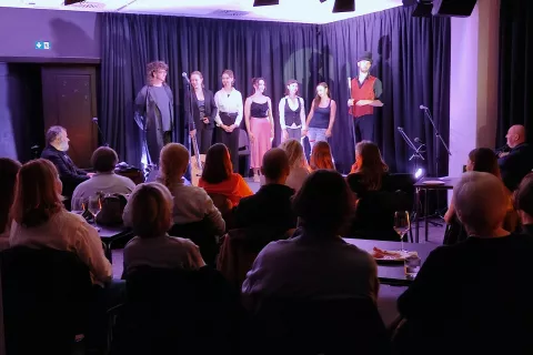 DeKabaret poteka v pravem kabaretskem vzdu&scaron;ju,, odprejo tudi &scaron;ank.  / Foto: Katja Dolenc