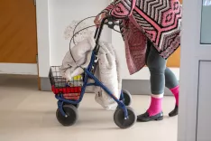 Simbolična fotografija upokojenci starej&scaron;i dom upokojencev / Foto: Nik Bertoncelj